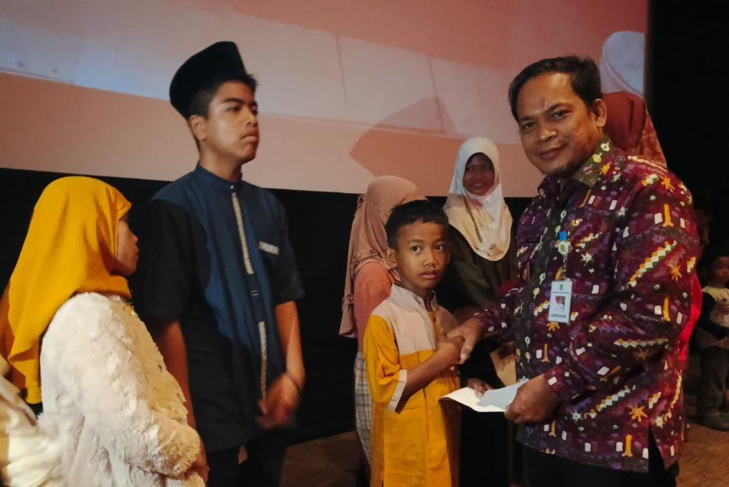 Pj Walikota Tangerang Dr Nurdin memberikan santunan kepada anak yatim